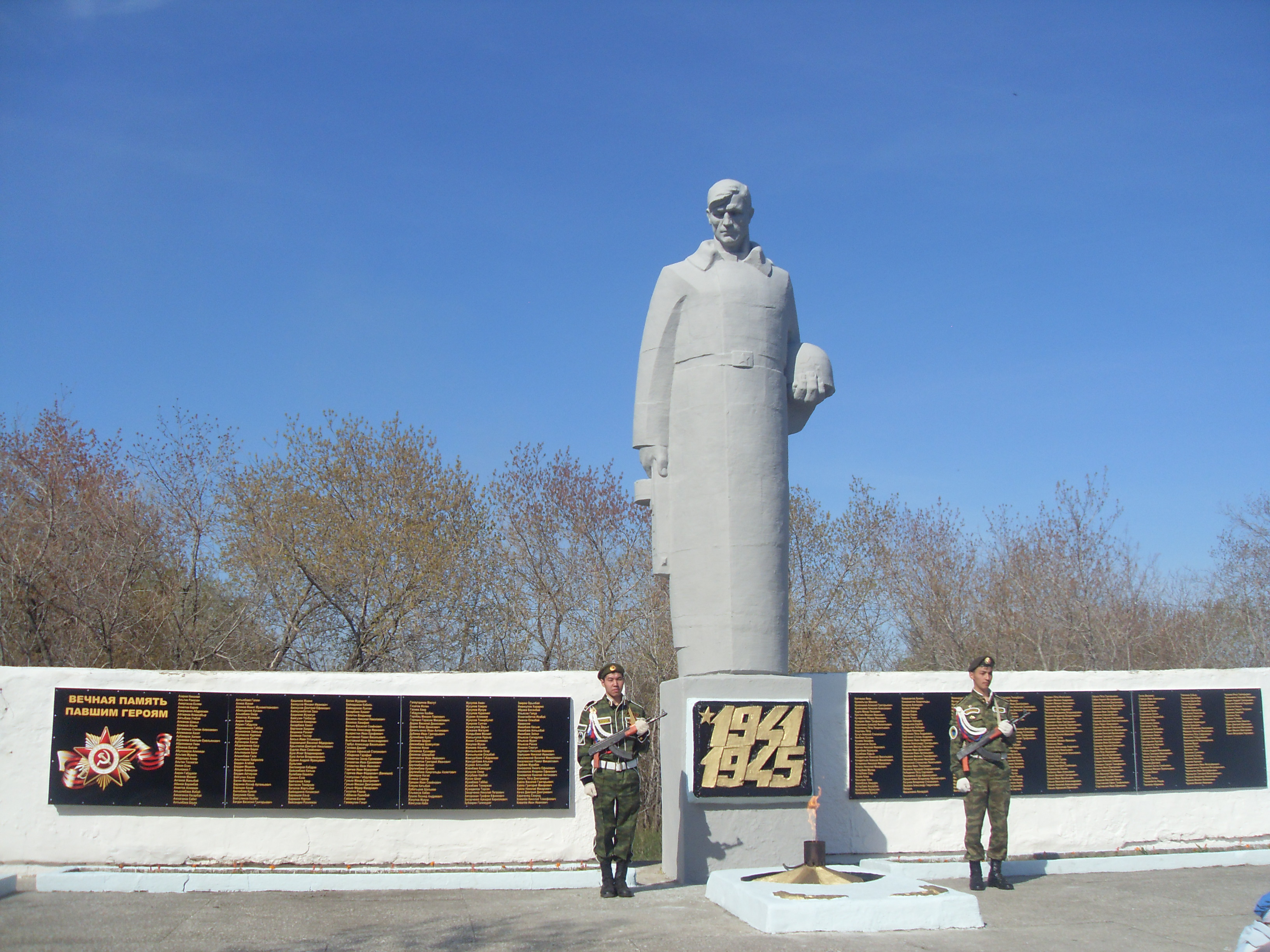 Памятник погибшим воинам.